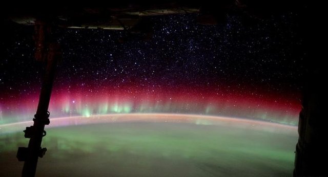 پدیده ظهور نورهای رنگی خیره کننده در شفق قطبی-www.Globyte.ir-گلوبایت